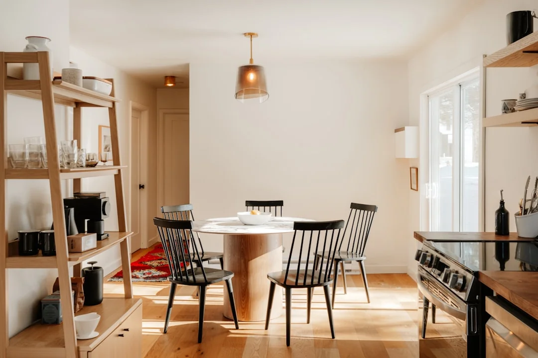 Un nettoyeur utilisant un aspirateur dans un intérieur élégant, mettant en valeur l’équipement et les techniques de nettoyage.